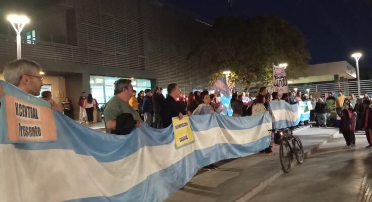 Los trabajadores de la salud volvieron a la vigilia por la crisis en los hospitales