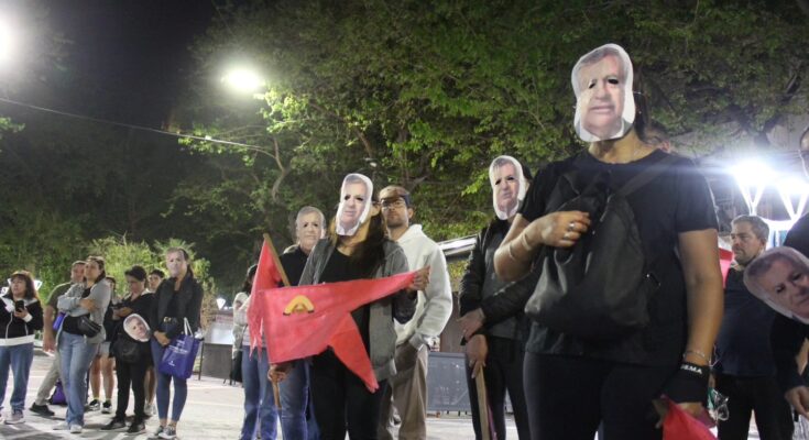 Con caretas de Cornejo trabajadores de la salud protestaron por la legalización de la precarización