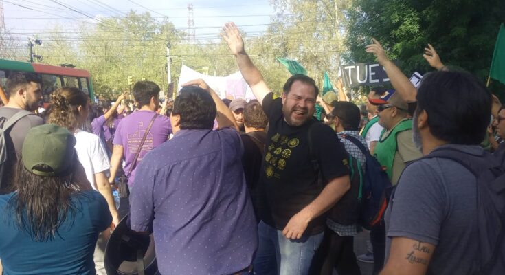 Al grito de «traidores vende patria» repudiaron a la rectora de la UNCuyo y a la Franja Morada por el alineamiento Cornejo con Milei