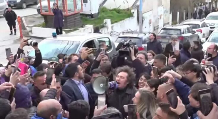 Milei no pudo hacer una caminata en Ushuaia por las protestas: habló con un megáfono y partió hacia el aeropuerto