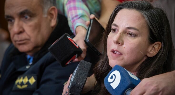 La adolescente que se atrincheró armada en una escuela usó la 9 milímetros de su padre, un comisario en actividad