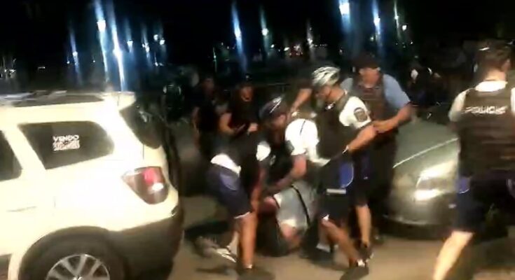 La Policía detuvo a dos asambleístas al voleo en medio de una marcha pacífica contra San Jorge