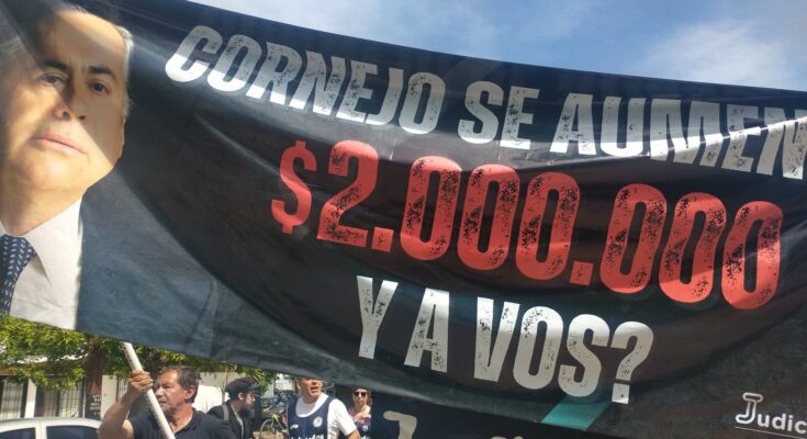 Al que protesta, marche preso: cinco detenidos en menos de una semana por colgar carteles contra el ajuste de Milei y Cornejo