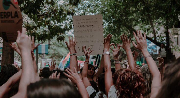 La seguridad autogestionada de la «gesta del agua» frente al cerco policial por San Jorge