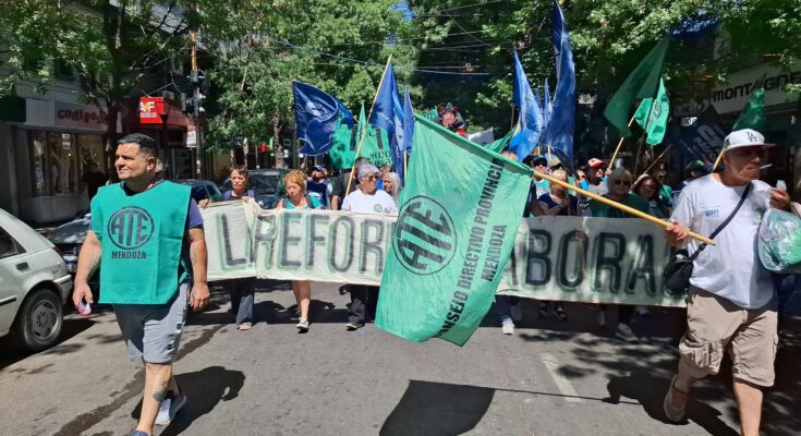 Ofensiva antisindical: Cornejo habilita la desafiliación masiva para vaciar de poder a los gremios