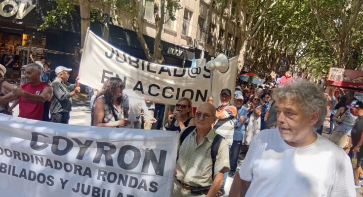 Bajo el sol, la lluvia, con frío y con calor: jubilados de Mendoza cumplieron 100 rondas a la plaza