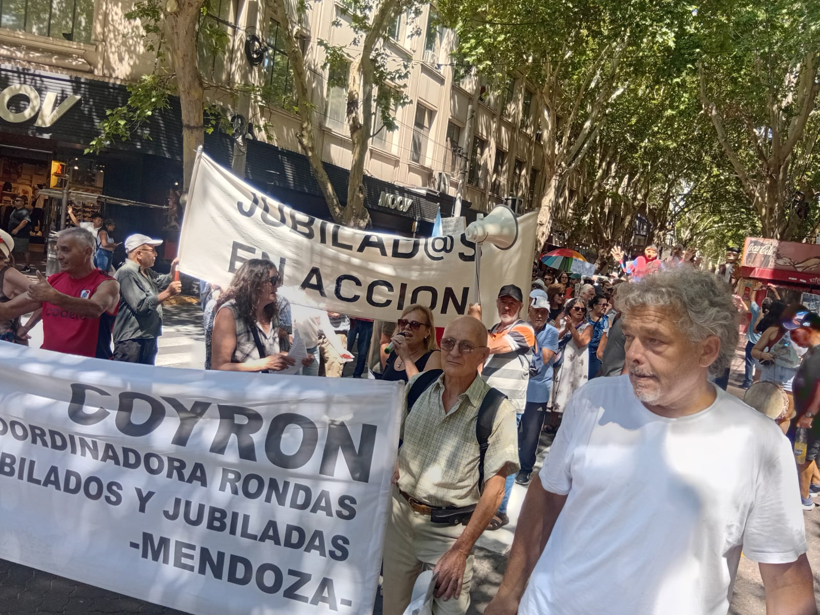 Bajo el sol, la lluvia, con frío y con calor: jubilados de Mendoza cumplieron 100 rondas a la plaza