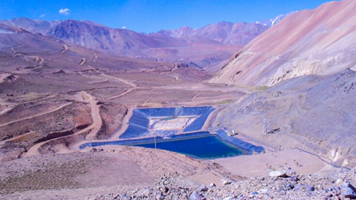 Un gigante de la ingeniería minera ligado a derrames y silenciamiento social, el garante ambiental de Cornejo