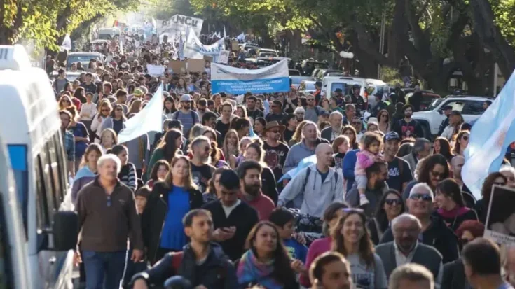 UNCuyo: sólo una minoría de trabajadores logra salarios que superan la línea de indigencia y de pobreza