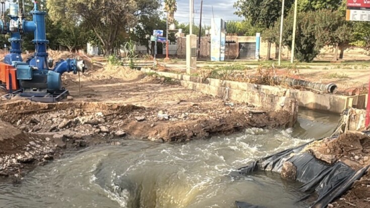 Desastre ambiental en el Pescara: vecinos de Guaymallén y Lavalle afectados por el vertido de cloacas protestaron en Casa de Gobierno