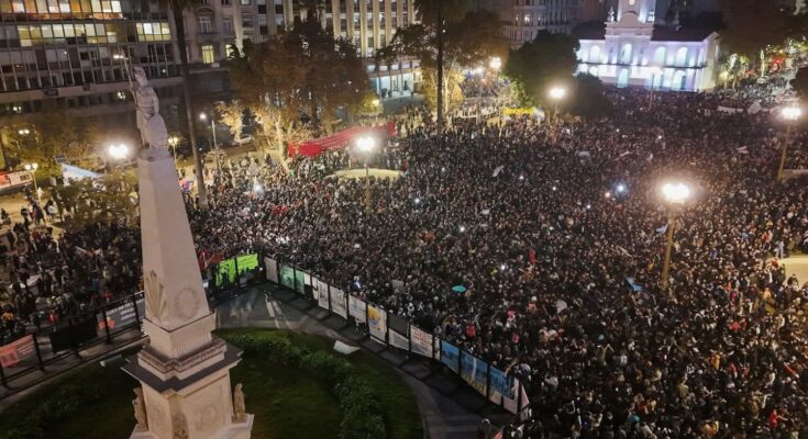 Una multitud despidió al Indio Solari en la Plaza de Mayo