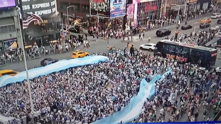 Impresionante pogo al ritmo de Jijiji en Time Square tras la victoria de la Selección contra Inglaterra