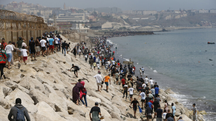 Jóvenes desesperados que se arrojan al mar sin saber nadar: el drama humano tras la nueva crisis migratoria