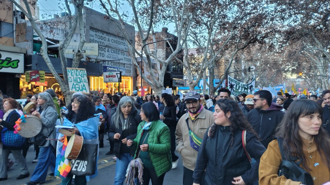 Una multitud repudió en Mendoza la política de Milei: soberanía, Malvinas y vendepatrias, en las consignas