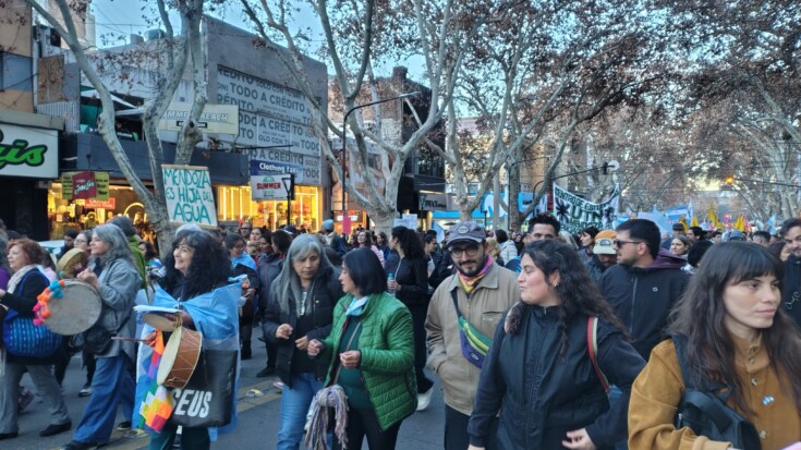 Una multitud repudió en Mendoza la política de Milei: soberanía, Malvinas y vendepatrias, en las consignas