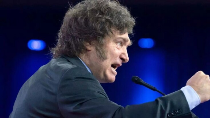 Milei tuvo otra semana de furia contra los periodistas: insultó a 16 en redes y actos oficiales