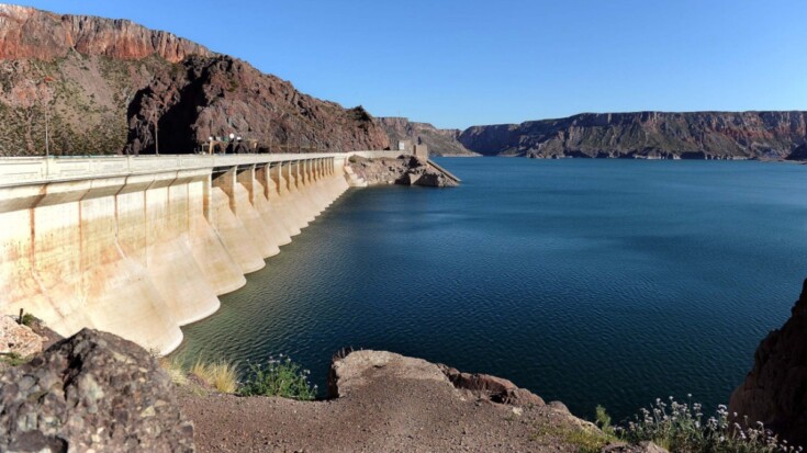 Un juez federal de La Pampa suspendió el decreto de Milei a favor de Mendoza por las regalías de Los Nihuiles