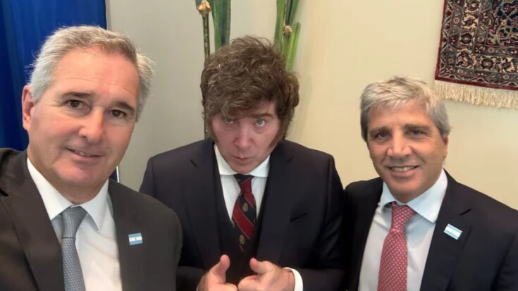 Milei y Caputo vuelven de Nueva York con los bonos en picada y el riesgo país subiendo sostenidamente