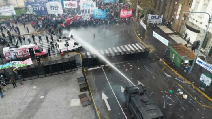 Encapuchados, represión a mansalva, detenidos y amedrentamiento penal: la respuesta de Milei a la protesta